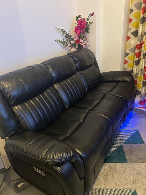 Buy & Sell Maze Hill South East London - Photos for 3 seater leather sofa.
