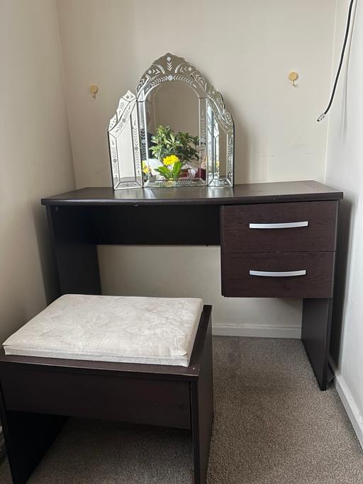 Buy & Sell Burgoyne Heights Dover - Photos for Dressing Table with Tri-Fold Mirror & Stool