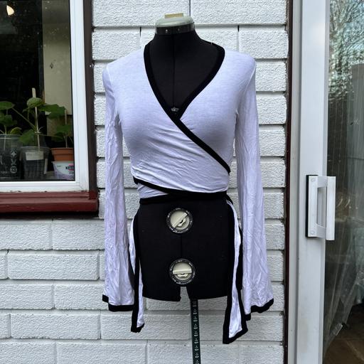Buy & Sell Balham South West London - Photos for White wrap over tie up blouse crop