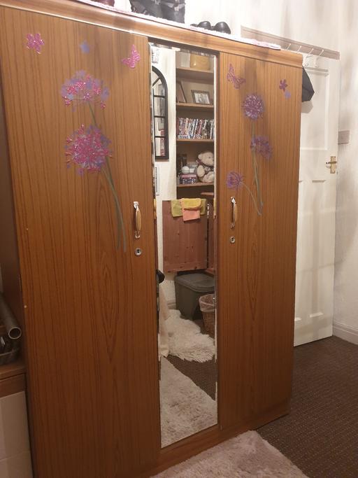 Buy & Sell Lofthouse Leeds - Photos for DOUBLE WARDROBE WITH MIRROR AND KEY
