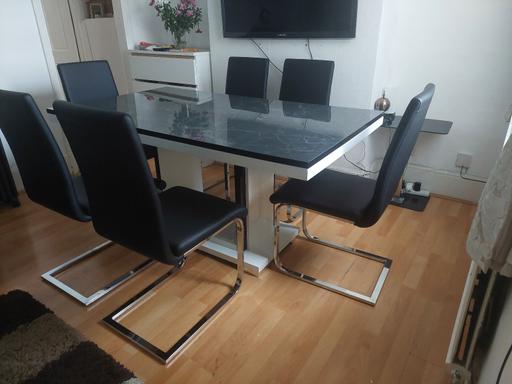 Buy & Sell Leyton East London - Photos for Modern and Stylish dining table with chairs