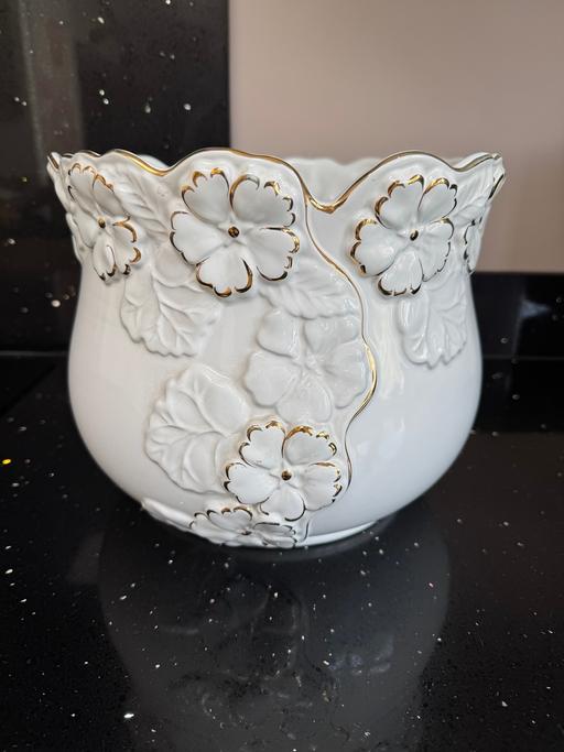 Buy & Sell New Eltham South East London - Photos for Beautiful large white & gold plant pot