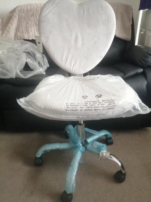 Buy & Sell Heath Town Wolverhampton - Photos for New Swivel chair on wheels