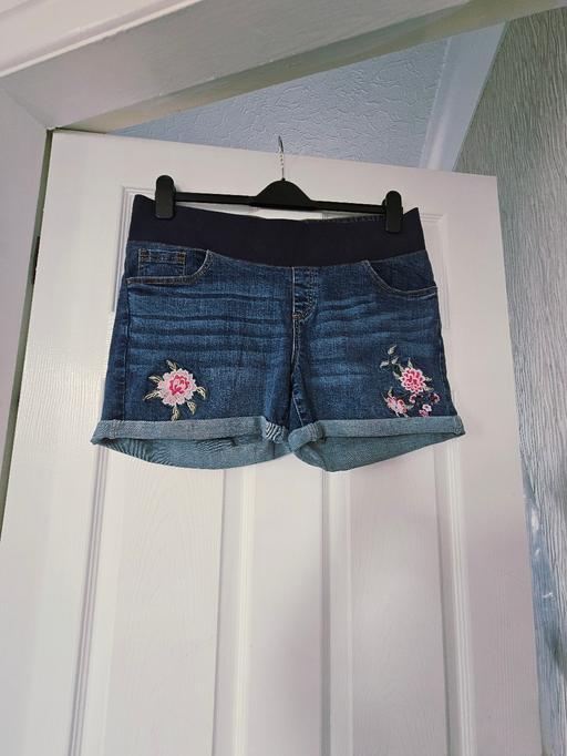 Buy & Sell Newton Doncaster - Photos for Maternity shorts, size 14.