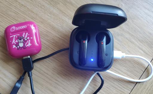 Buy & Sell Longley Sheffield - Photos for 2 sets of Bluetooth earbuds