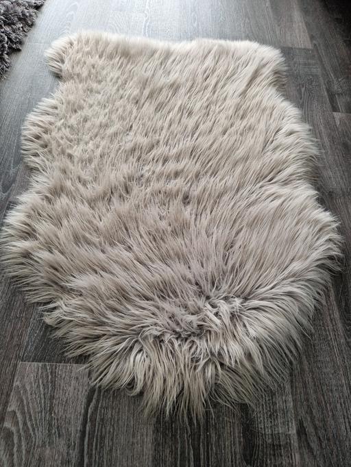 Buy & Sell Scholes Rotherham - Photos for Silver grey sheepskin rug
