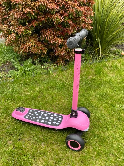 Buy & Sell Rowley Village Sandwell - Photos for Pink lean to steer light up scooter