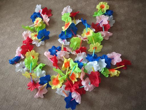 Buy & Sell Parkfields Wolverhampton - Photos for 7x Hawaiian flower necklaces