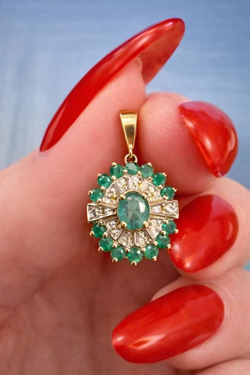 Buy & Sell Harrow on the Hill North West London - Photos for 9ct Gold Emerald and Diamond Cluster Pendant