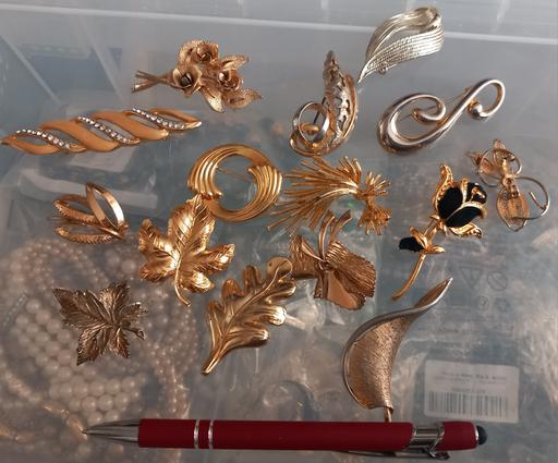 Buy & Sell Thatto Heath Saint Helens - Photos for Collection of 15 gold plated brooches