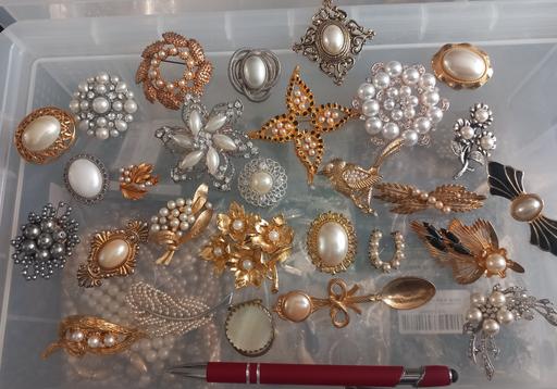 Buy & Sell Thatto Heath Saint Helens - Photos for Collection of 27 pearl brooches