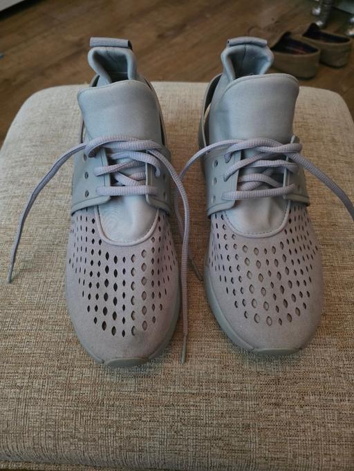 Buy & Sell Pensnett Dudley - Photos for TIMBERLAND GREY TRAINERS SIZE 4/5