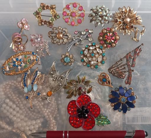 Buy & Sell Thatto Heath Saint Helens - Photos for Collection of 19 vintage brooches