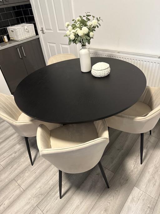 Buy & Sell Handsworth Sheffield - Photos for Modern round black dining table with 4 Chairs