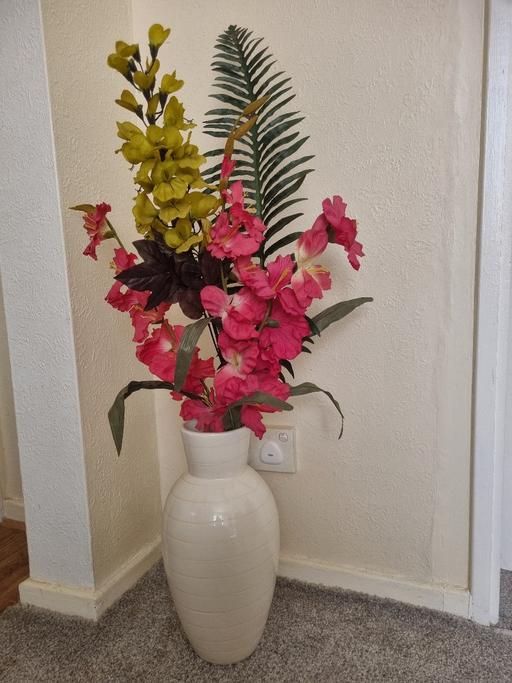 Buy & Sell Grafton Street Industrial Estate West Northamptonshire - Photos for Vase with flowers