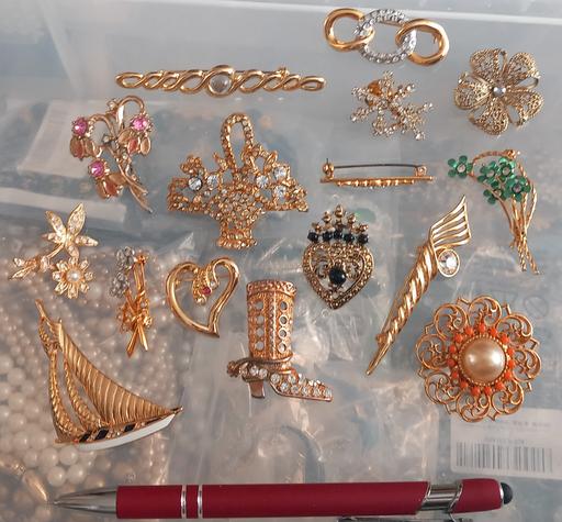 Buy & Sell Thatto Heath Saint Helens - Photos for Collection of 16 beautiful brooches