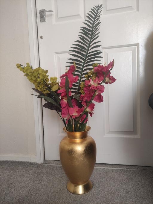 Buy & Sell Grafton Street Industrial Estate West Northamptonshire - Photos for Vase with flowers