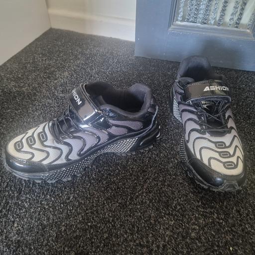 Buy & Sell High Green Sheffield - Photos for boys trainers size 3.5
