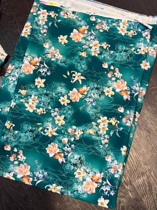 Buy & Sell Siddal Calderdale - Photos for 2 m dress floral polyester fabric 58”