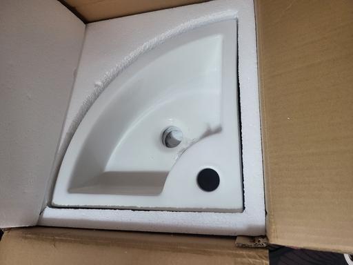 Buy & Sell Healey Rochdale - Photos for item is a white ceramic wall-mounted corner w