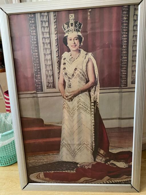 Buy & Sell Clapton East London - Photos for Portrait photo of the queen from 1952