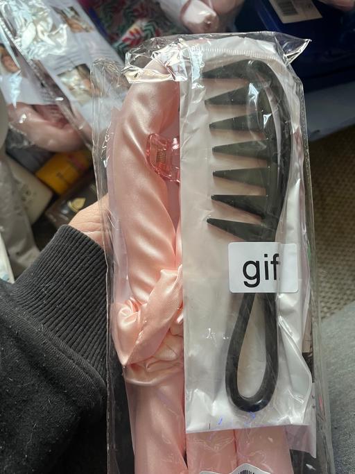 Buy & Sell Wednesfield Wolverhampton - Photos for New heatless curler n comb