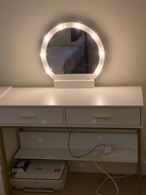 Buy & Sell Queen`s Park North West London - Photos for White Vanity table Hollywood light mirror 
