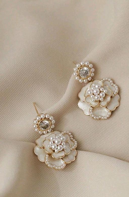 Buy & Sell Ilford Redbridge - Photos for 1 piece of floral and pearl Earrings