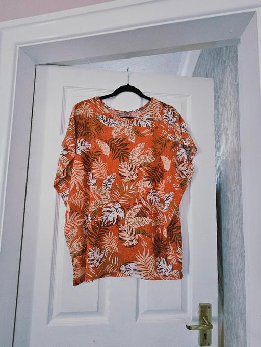 Buy & Sell Newton Doncaster - Photos for Tropical pattern top, size 18..like new.