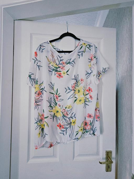 Buy & Sell Newton Doncaster - Photos for Floral pattern summer top, size 20..