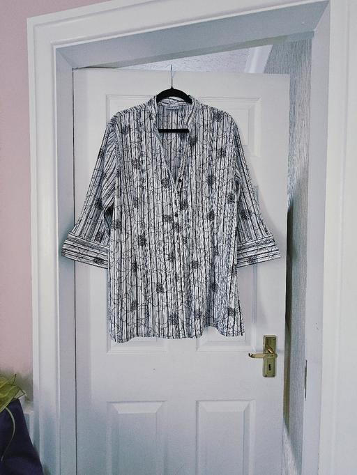 Buy & Sell Newton Doncaster - Photos for Buttoned top, size 20..like new.