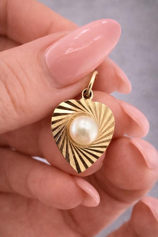 Buy & Sell Harrow on the Hill North West London - Photos for Fine 9ct Gold Vintage Pearl Heart Pendant