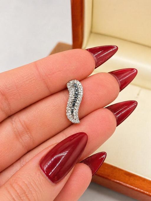 Buy & Sell Harrow on the Hill North West London - Photos for 9ct Gold Black and White Diamond Pendant