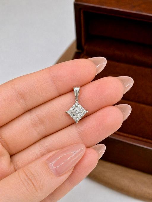 Buy & Sell Harrow on the Hill North West London - Photos for 9ct White Gold Cut Diamond Cluster Pendant