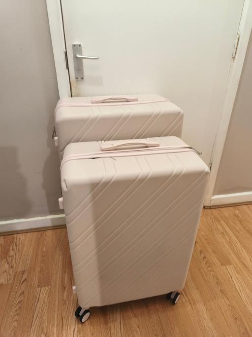 Buy & Sell South Hackney East London - Photos for 2 pink suitcase