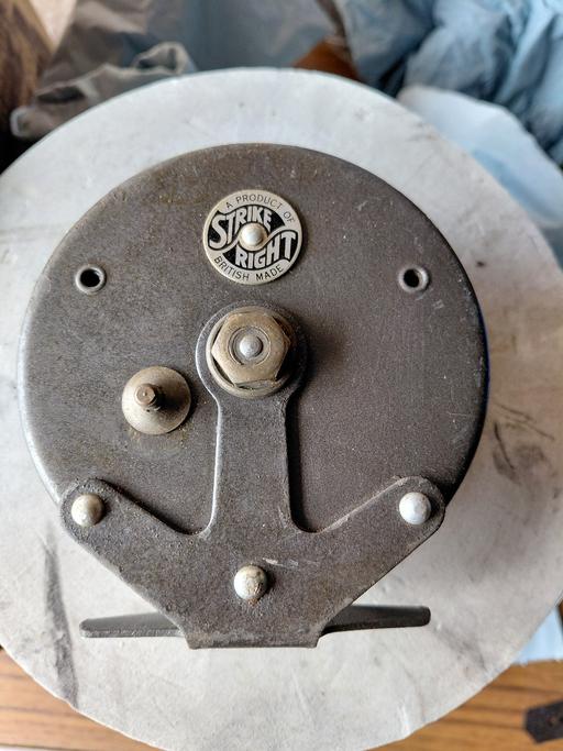 Buy & Sell Shirley South East London - Photos for VINTAGE STRIKE RIGHT FISHING REEL.
