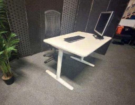Buy & Sell Waddon South East London - Photos for White freestanding single desk