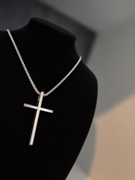 Buy & Sell Mortimer West Berkshire - Photos for Cross pendant and chain