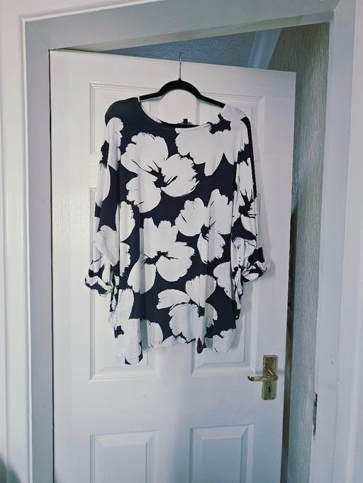 Buy & Sell Newton Doncaster - Photos for Floral pattern summer top, size 20