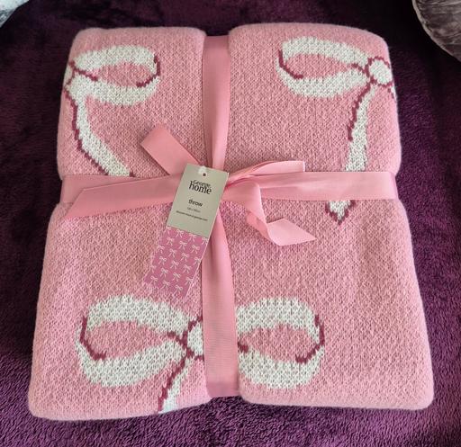 Buy & Sell Wednesfield Wolverhampton - Photos for Brand New Pink Bow Knitted Throw 150x120 cms