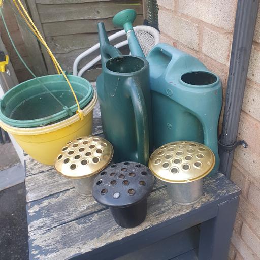 Buy & Sell Pensnett Dudley - Photos for 2 Large Watering Cans , 2 Baskets & 3 Pots.
