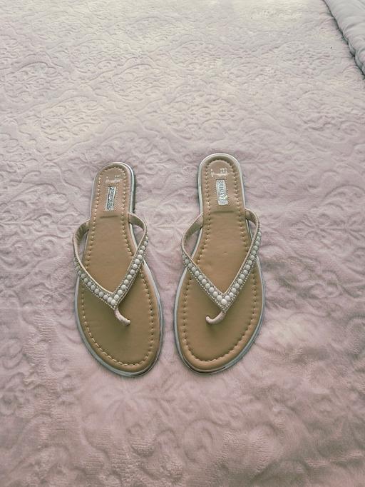 Buy & Sell Newton Doncaster - Photos for Pretty faux pearl sandals, size 6...NEW