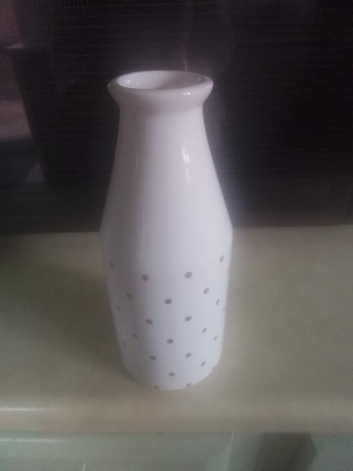 Buy & Sell Streetly Walsall - Photos for PERFRCT VASE WHITE WITH GOLD SPOTS