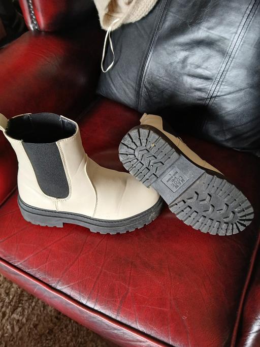 Buy & Sell Oxley Wolverhampton - Photos for newly ok cream boots wore once 4