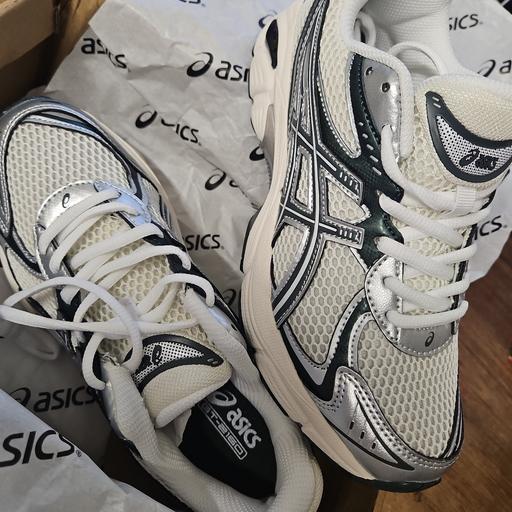 Buy & Sell Stairfoot Barnsley - Photos for asics gels white