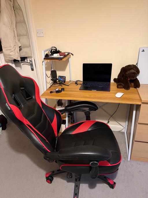 Buy & Sell Harrow Town Centre Harrow - Photos for Chair and desk
