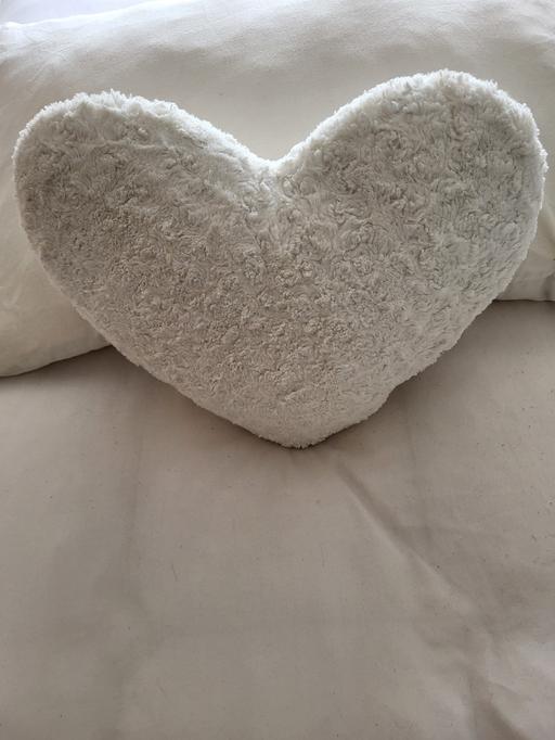 Buy & Sell Freezywater North London - Photos for heart cushion