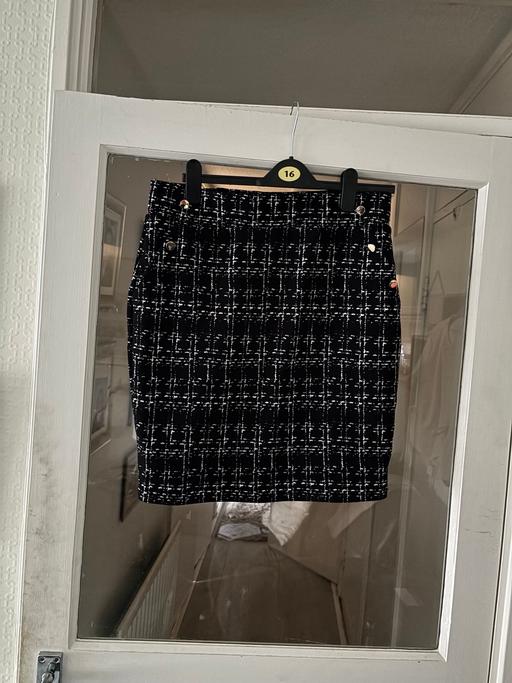 Buy & Sell Broadfield Crawley - Photos for Black & white stretchy pull on skirt