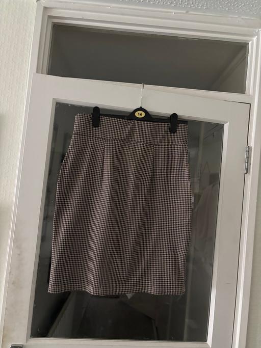 Buy & Sell Broadfield Crawley - Photos for Ladies knee length beige & brown dogtooth ski