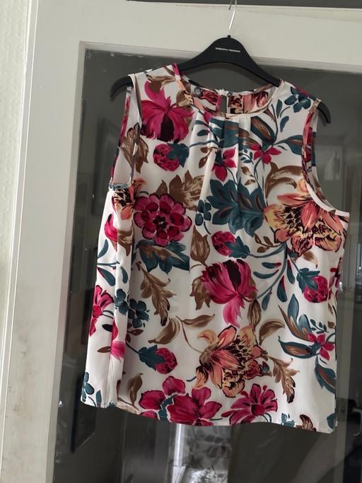Buy & Sell Broadfield Crawley - Photos for Brand new ladies floral top